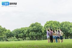 大学生可以利用休闲时间来提高英语